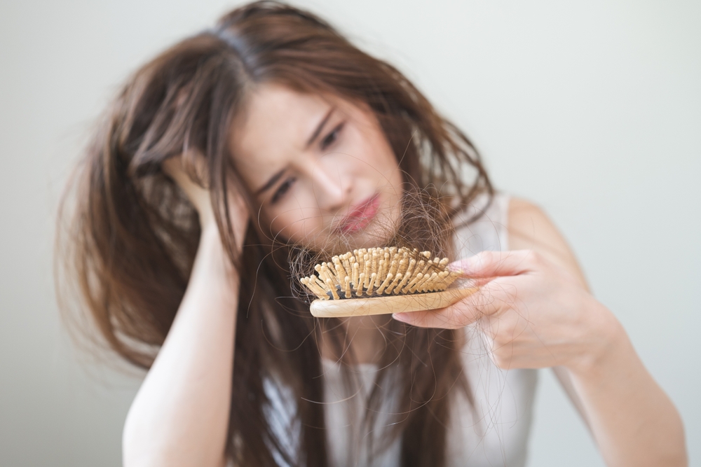 Beschadigd,Haar, Verbaasd, Aziatisch, Jonge, Vrouw, Meisje, Hand, Die, Borstel Vasthoudt